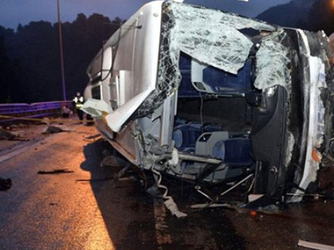 Ermənistanda avtobus aşdı: 18 yaralı