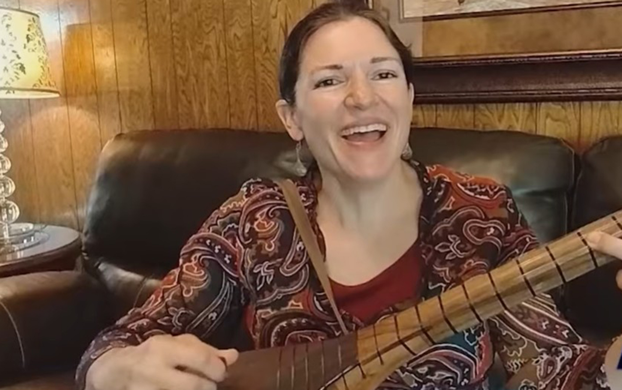 Gədəbəylilər kimi saz çalan amerikalı Marta - VİDEO