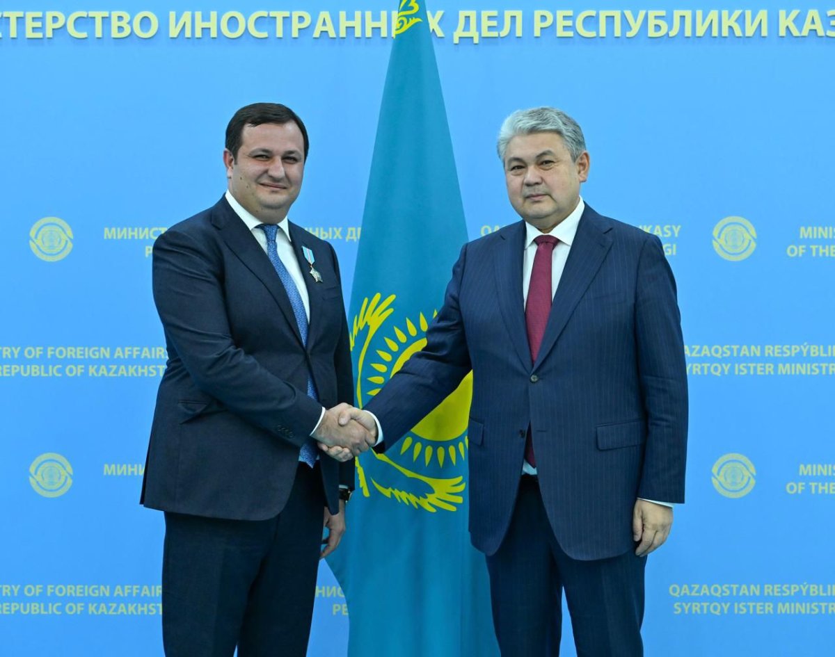 Tokayev azərbaycanlı xeyriyyəçini təltif etdi