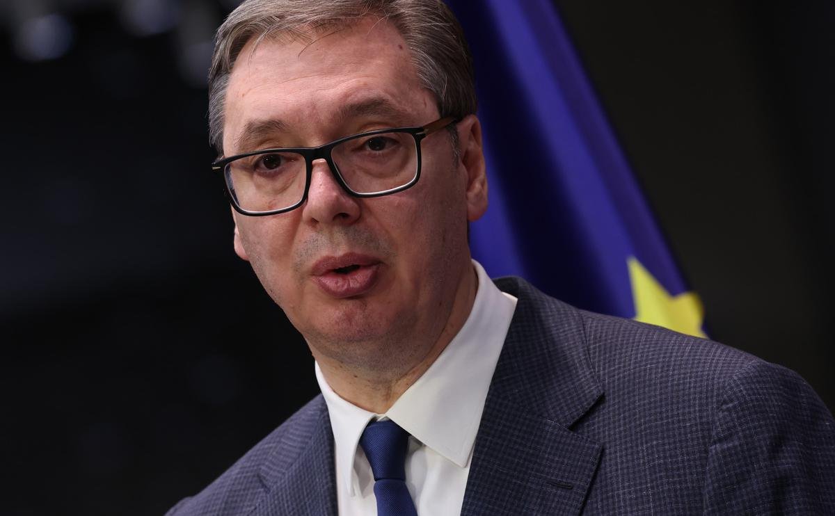 Vuçiç təslim olur