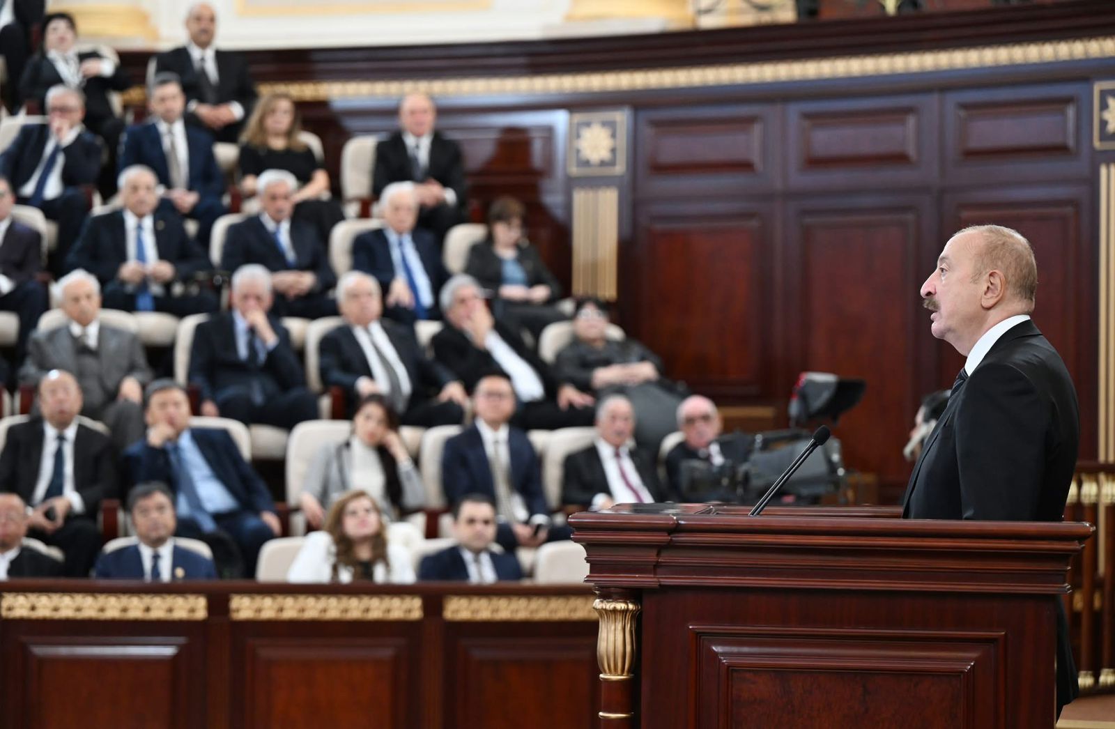 Zəfərin dili... Dilin zəfəri...