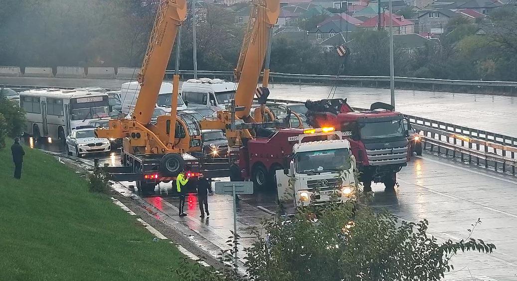 Aeroport yolunda yük maşını aşdı, tıxac yarandı - FOTO 