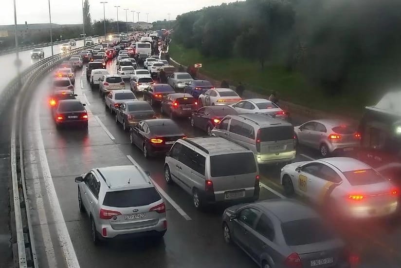 Yağışlı Bakının tıxaclı yolları - SİYAHI