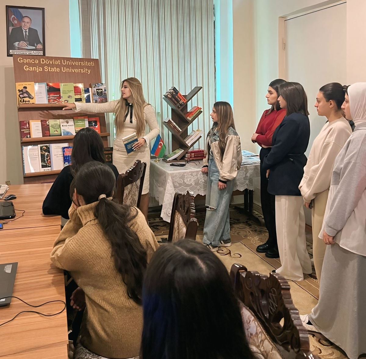 Gəncə Dövlət Universitetinin kitabxanasına yeni kitablar əlavə edildi