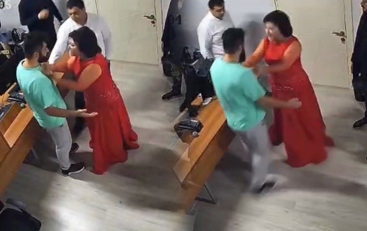 Aşıq Telli ARB TV-nin əməkdaşına hücum etdi - VİDEO