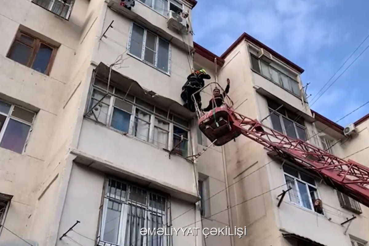 Köməksiz vəziyyətdə qalan şəxs xilas edildi - VİDEO