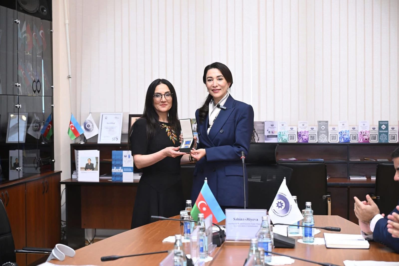 Şəhid polkovnikin xanımı təltif edildi - FOTO