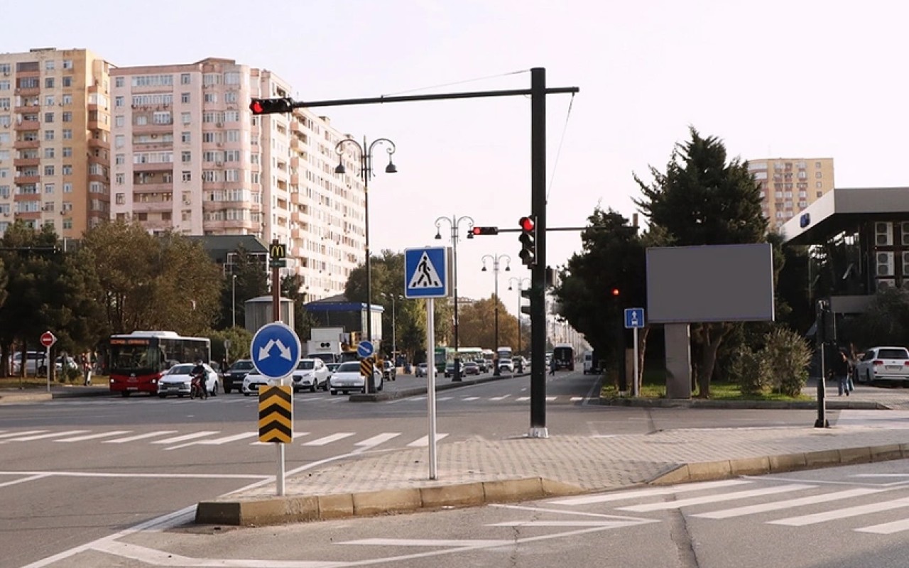 Bu yolda yeni piyada keçidləri və panduslar təşkil olundu