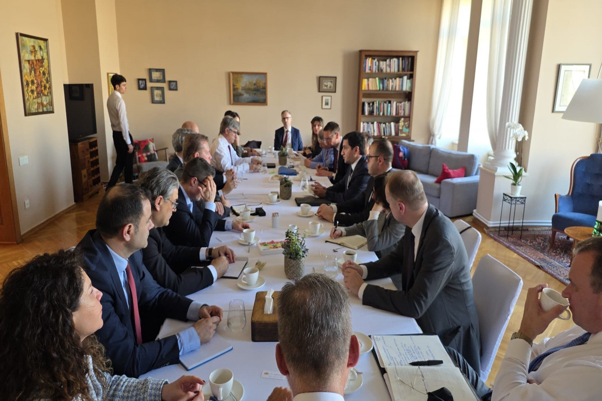 Hikmət Hacıyev NATO nümayəndə heyəti ilə sülh gündəliyini müzakirə etdi