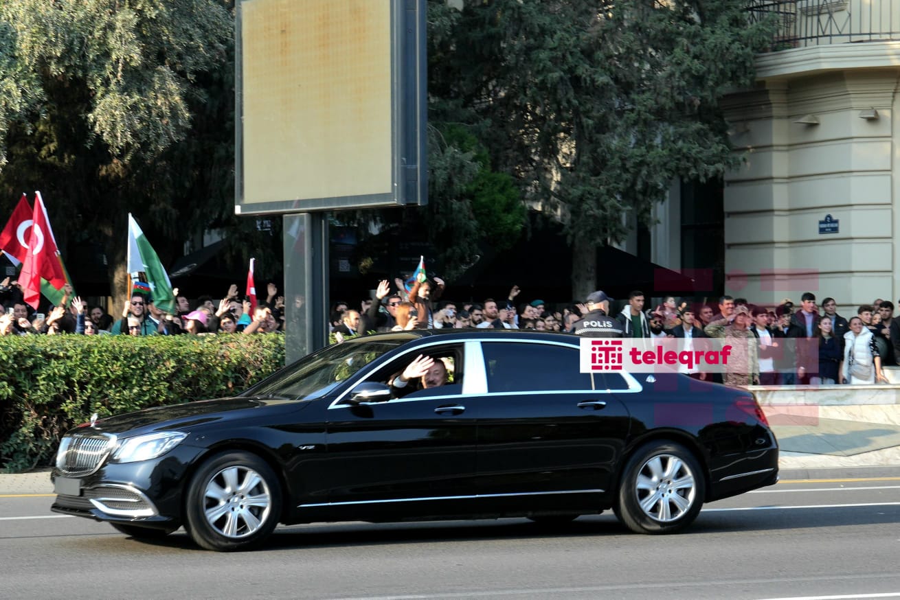 Prezident paradı izləyən sakinlərlə belə sağollaşdı 
