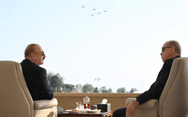 Prezident hərbi paraddan fotolar paylaşdı