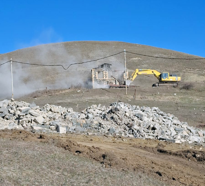 Laçının bu kəndində söküntü işləri başladı - FOTO