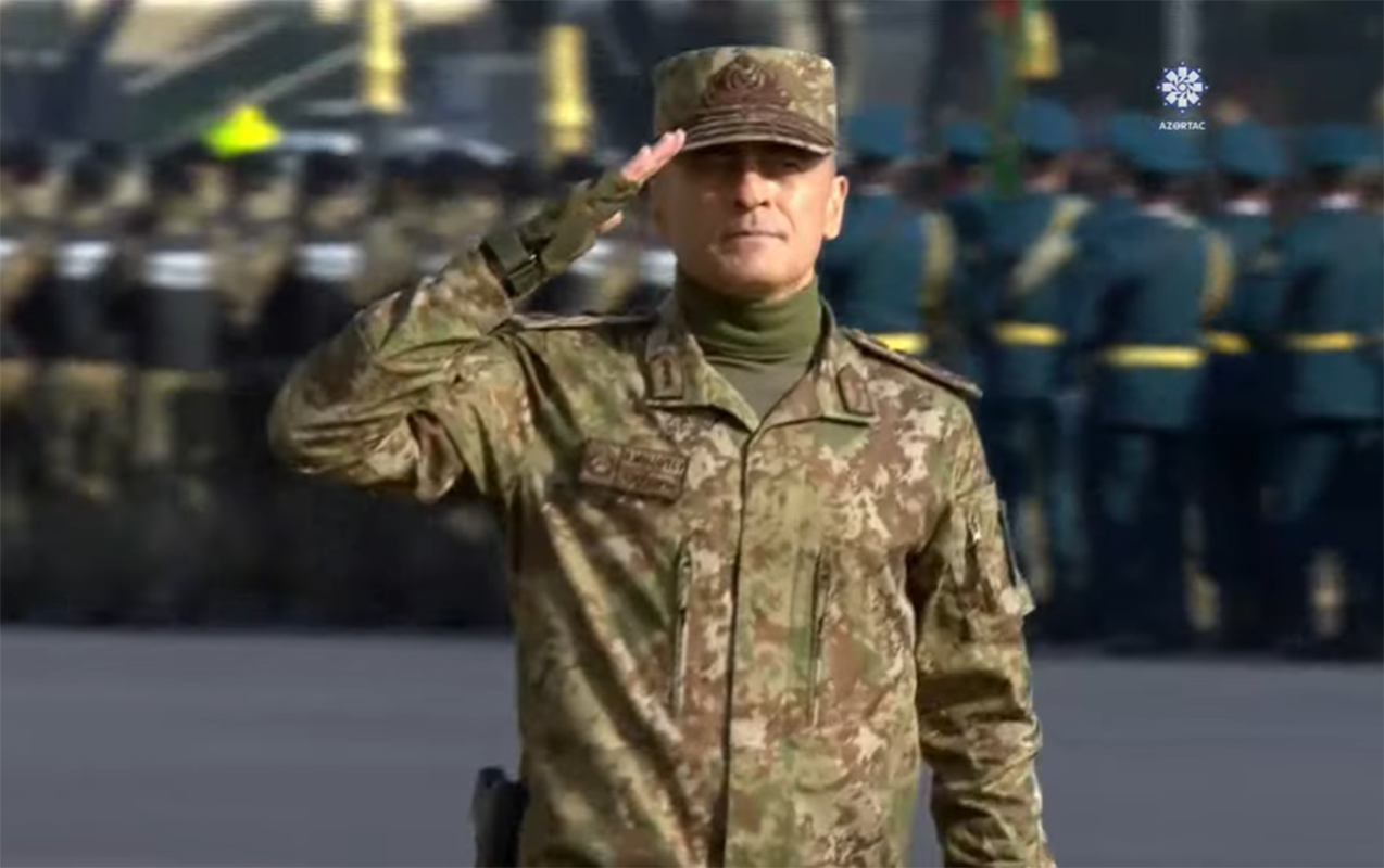 Hikmət Mirzəyev Zəfər paradında fərqli forma geyinib - FOTO
