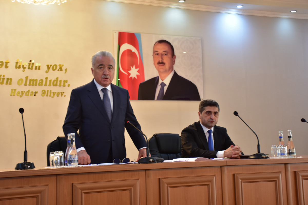 Prezidentinin köməkçisi icra başçısını kollektivə təqdim etdi