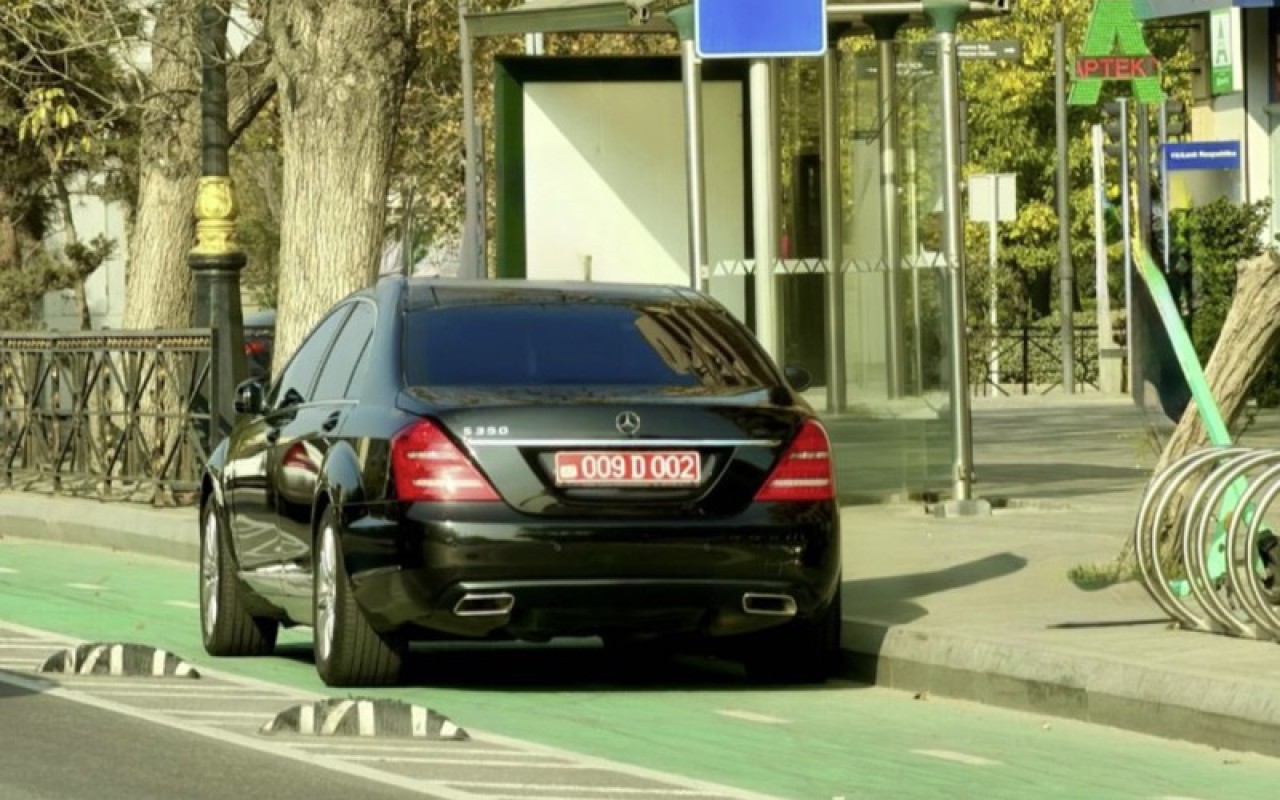 Bakıda səfirlik maşını qaydaları pozdu