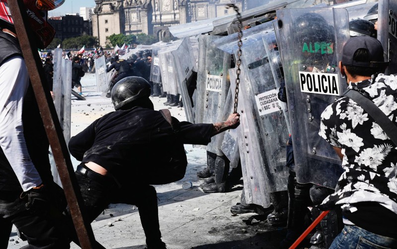 Meksikada “Z nəsli” etirazı - 100-dən çox polis yaralandı