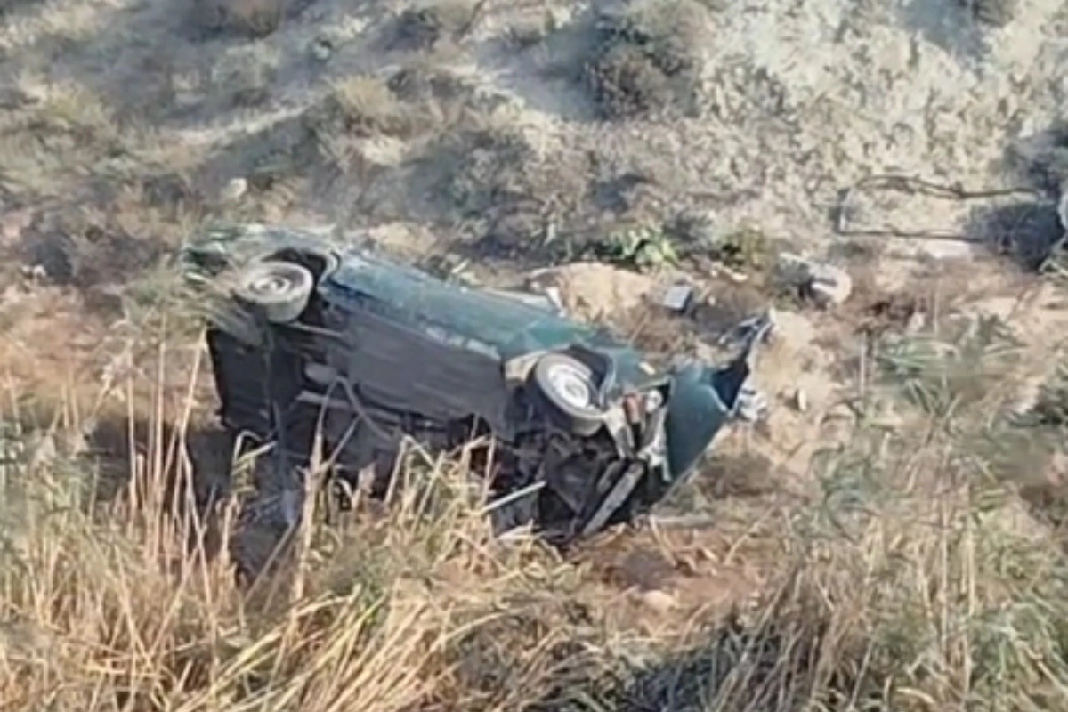 Sumqayıtda avtomobil dərəyə aşdı