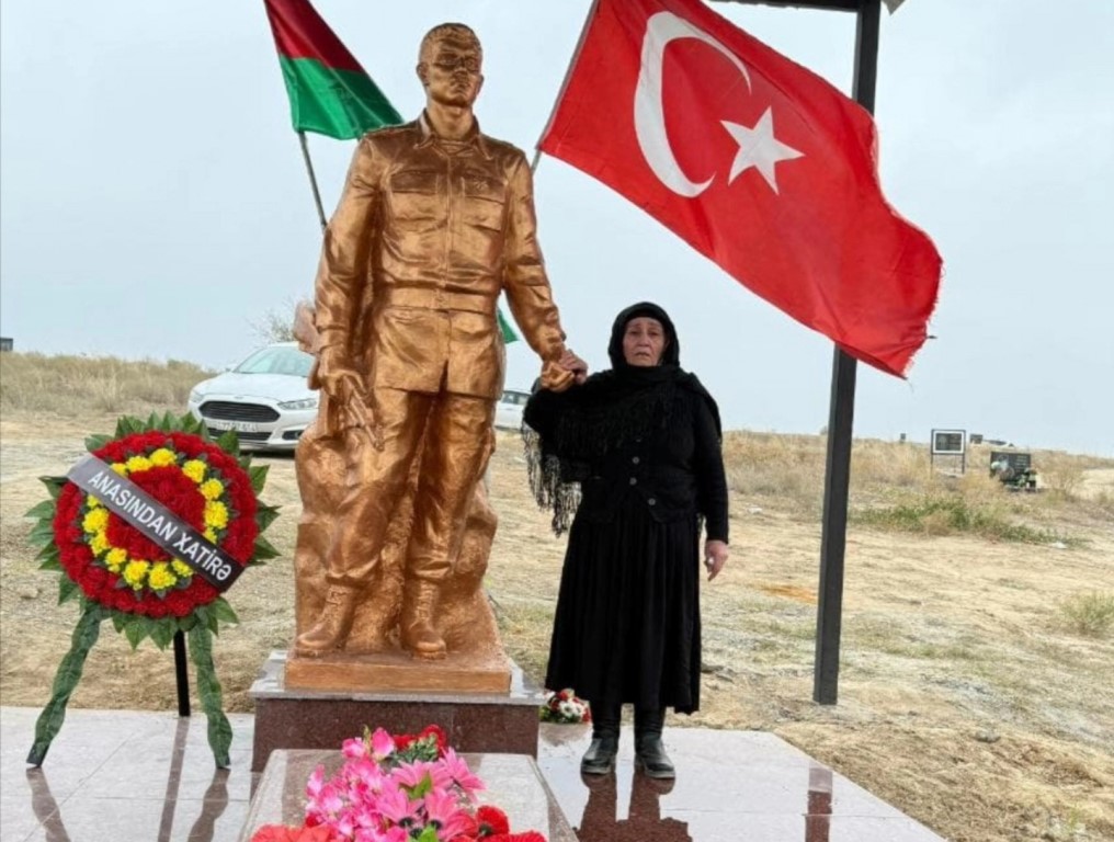 Milli Qəhrəmana qəbirüstü abidə qoyuldu - FOTO