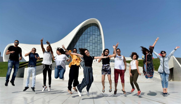 Gənclər insanların 90 faizinə nifrət edir - FAKTLAR