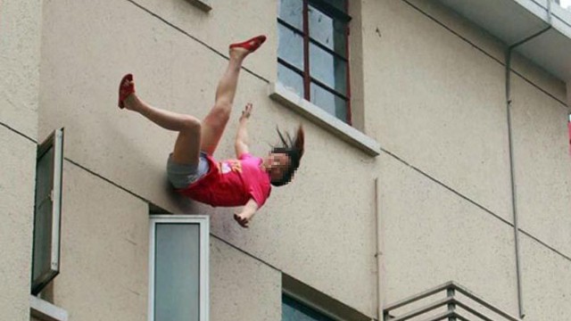 Yeniyetmə qız 16-cı mərtəbədən yıxılaraq öldü