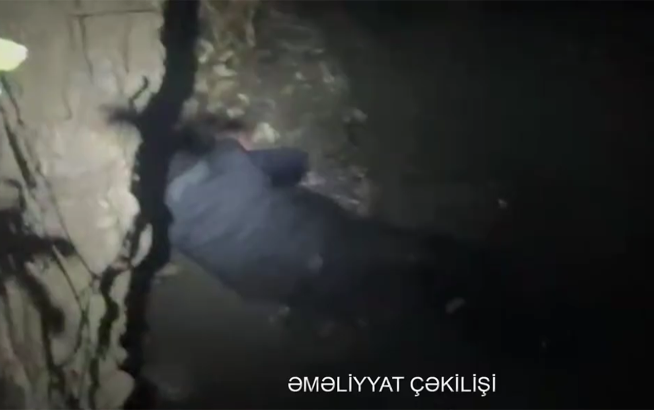 Körpüdən keçərkən çaya yıxıldı - VİDEO