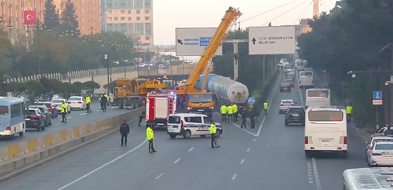Bakı-Sumqayıt yolunda qəza - Maşınların hərəkəti dayandırıldı