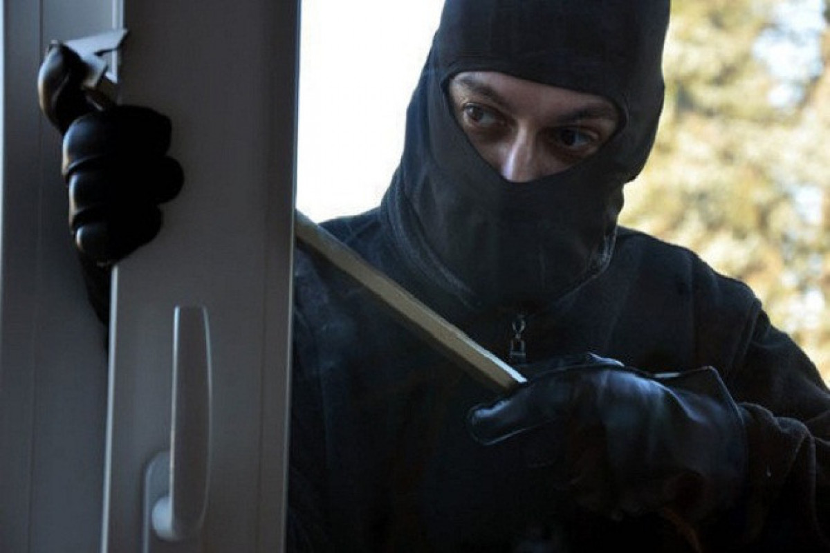 Ev sahibini hədələyərək pulunu ələ keçirən yeniyetmələr saxlanıldı