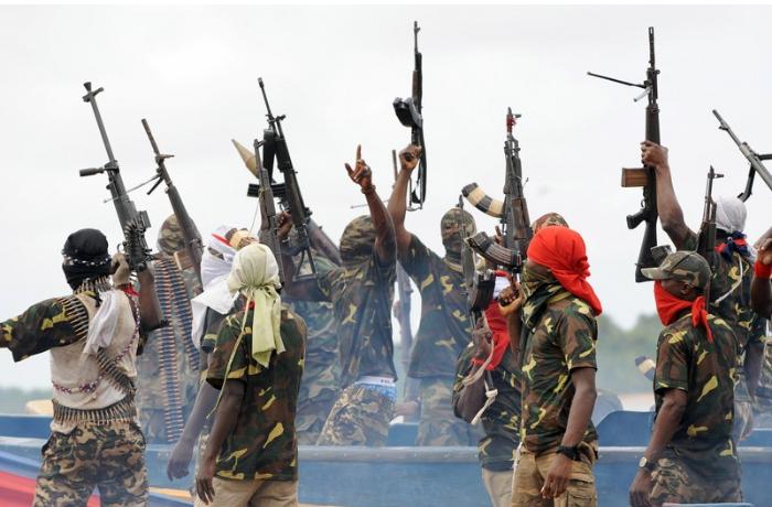 Silahlılar 24 məktəbli qızı qaçırıblar