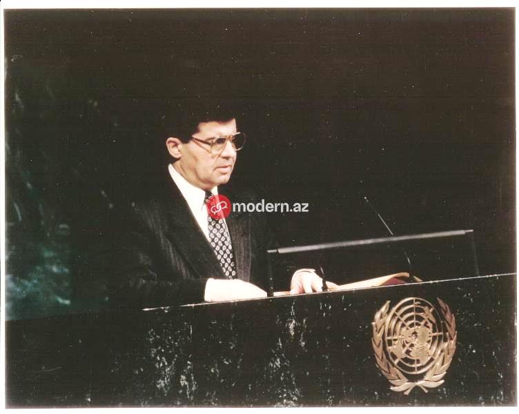 Bir şəklin tarixçəsi - Azərbaycanın BMT-yə üzv qəbul olunduğu an - Tribunadakı NAZİR