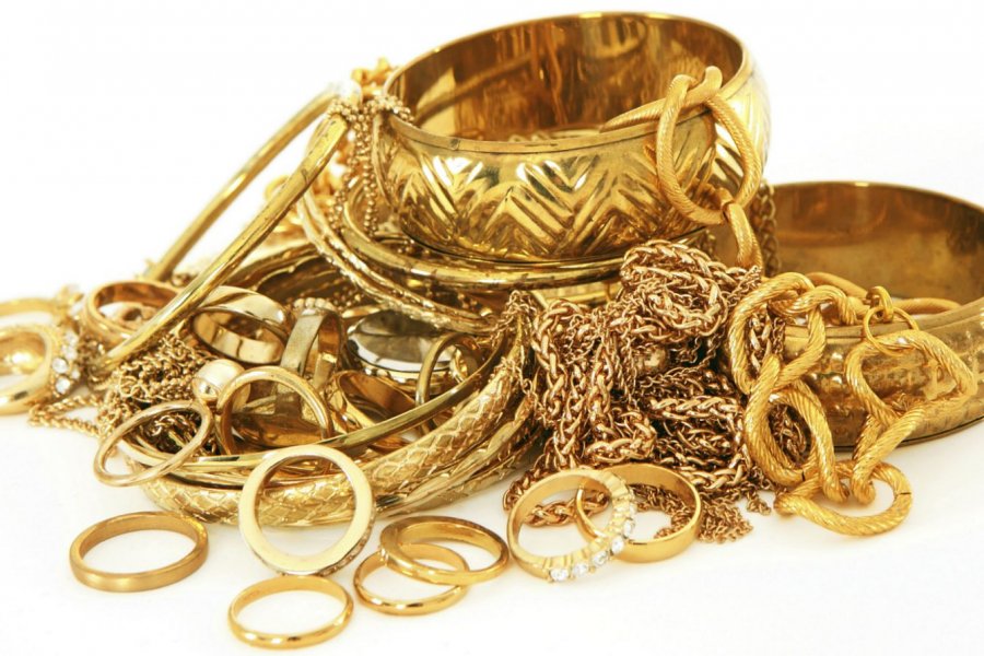 Xadimə işlədiyi evdən 50 min manatlıq qızıl-zinət əşyaları oğurladı