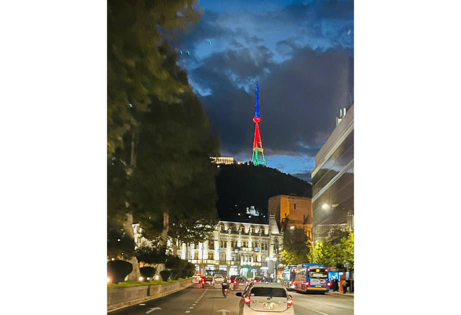 Tbilisi qülləsi Azərbaycan bayrağına büründü 