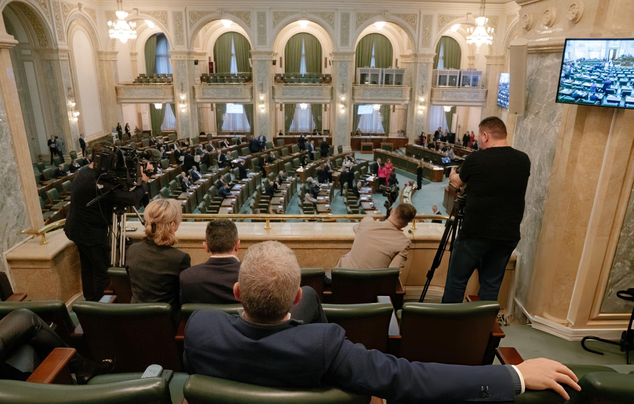 Jurnalistlərin üzünə açıq və qapalı parlamentlər - ARAŞDIRMA