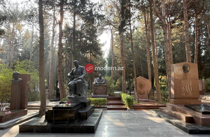 Üzeyir bəyin yanındakı boş yer qardaşı Ceyhun Hacıbəyliyə saxlanmışdı...