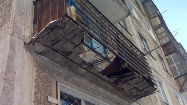 Bakıda binanın eyvanı uçdu - Xəsarət alan var