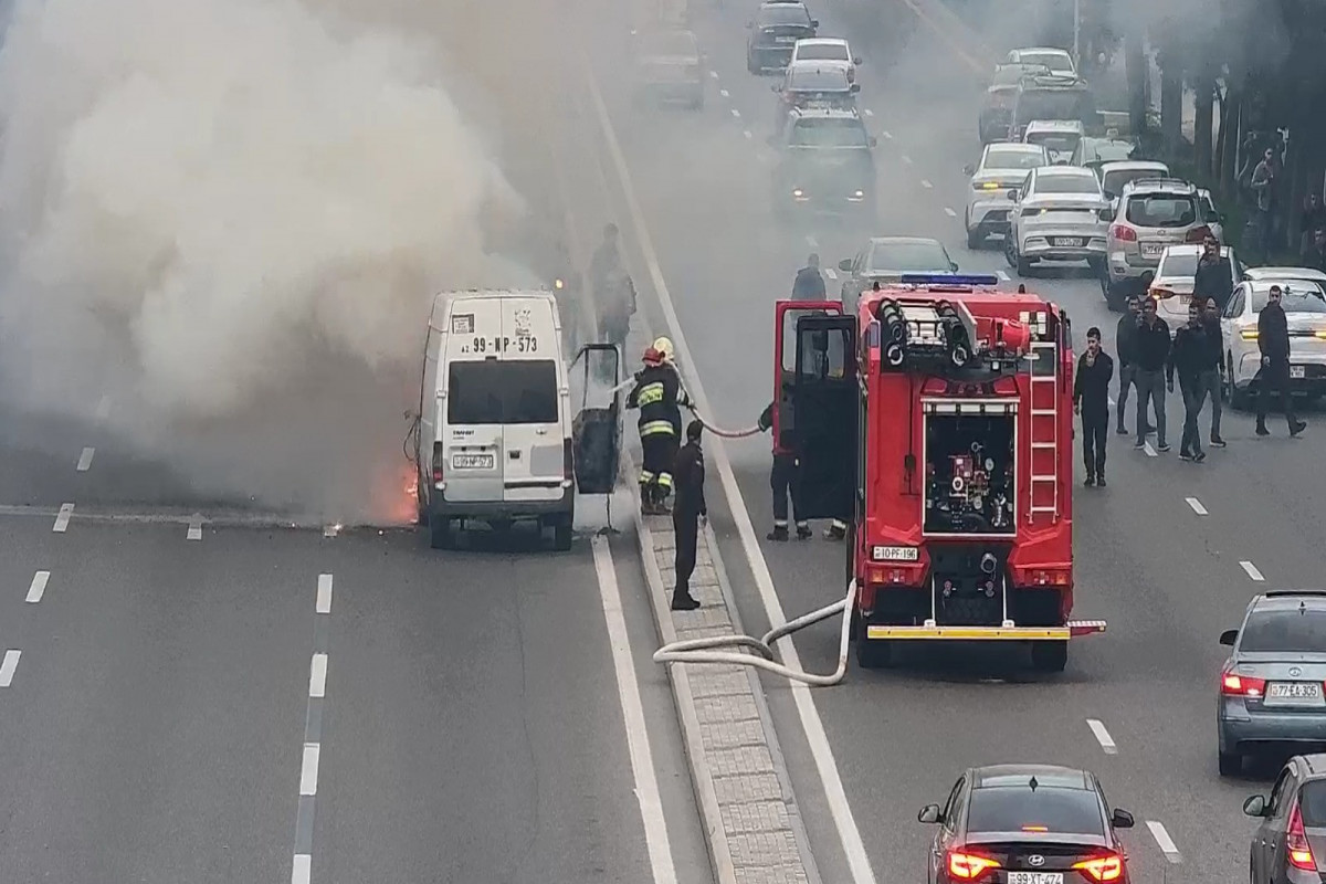 Heydər Əliyev prospektində maşın yandı - Tıxac yarandı