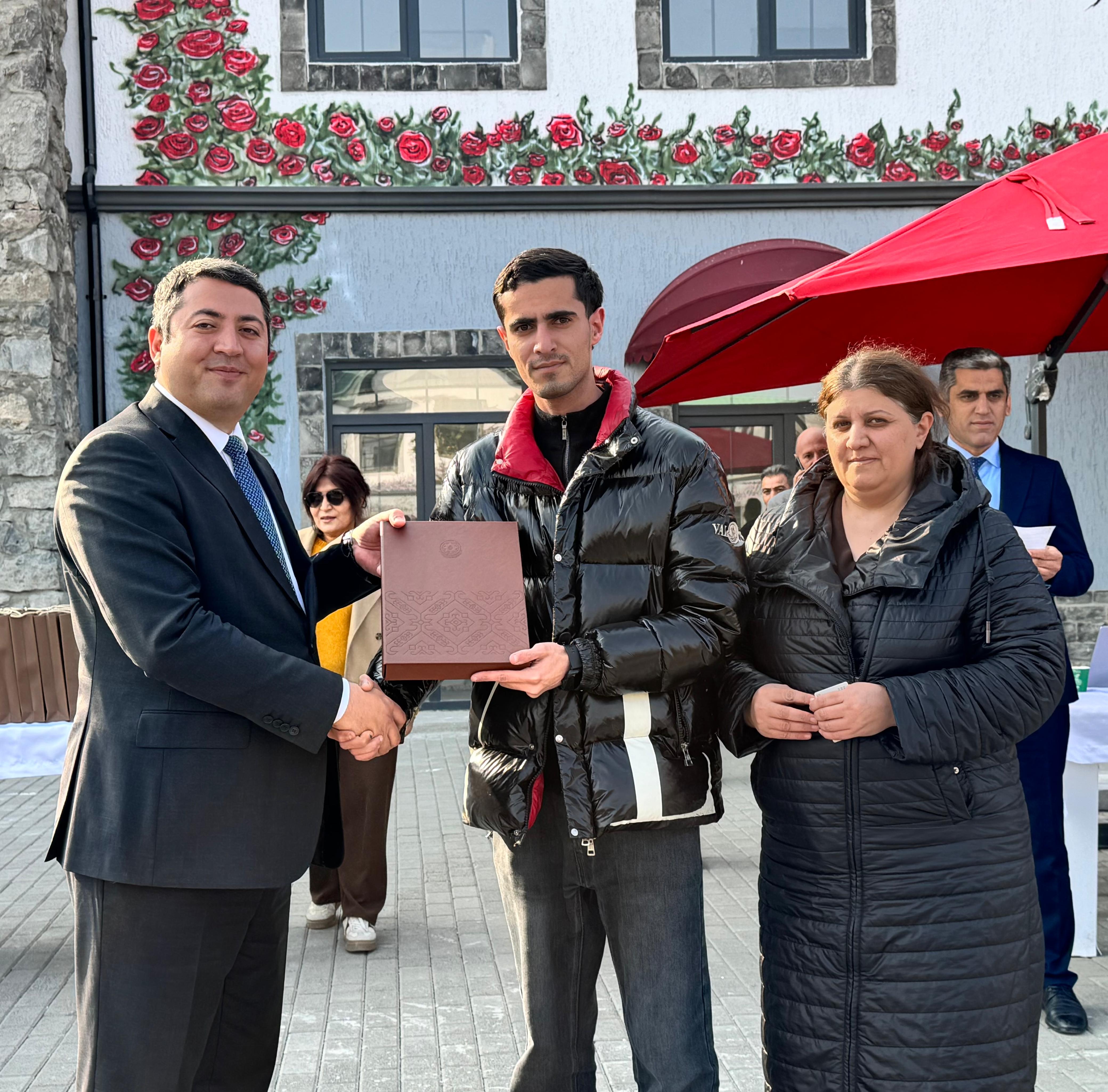 Məmmədbəyliyə köçən ailələrə evlərinin açarları verildi 