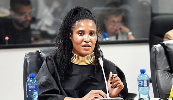 Keçmiş prezidentin deputat qızı istefa verib