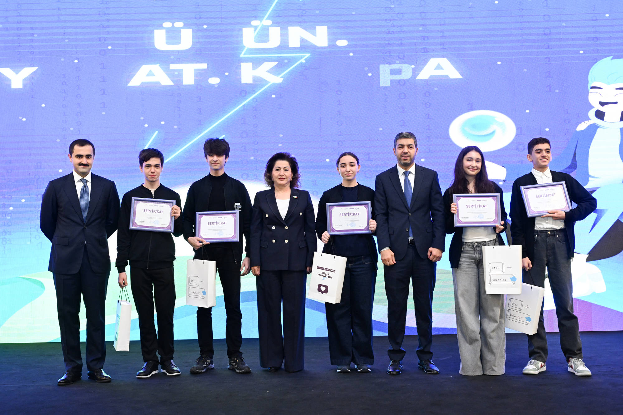 Məktəblilərarası Milli Hakatonun qalibləri mükafatlandırılıb