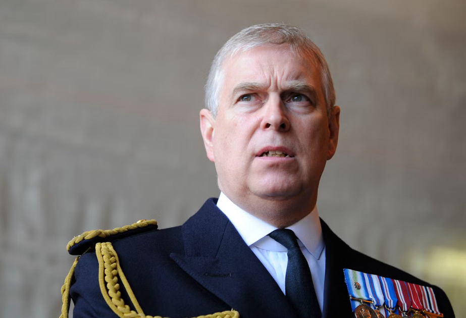 Kral qardaşını bütün titullardan məhrum etdi