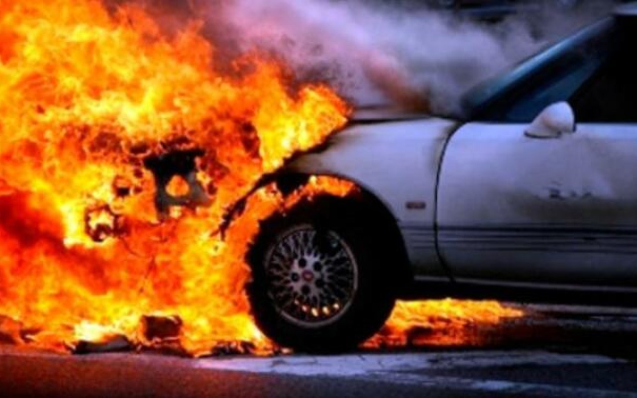 Maşın sürücüsü ilə birgə yandı