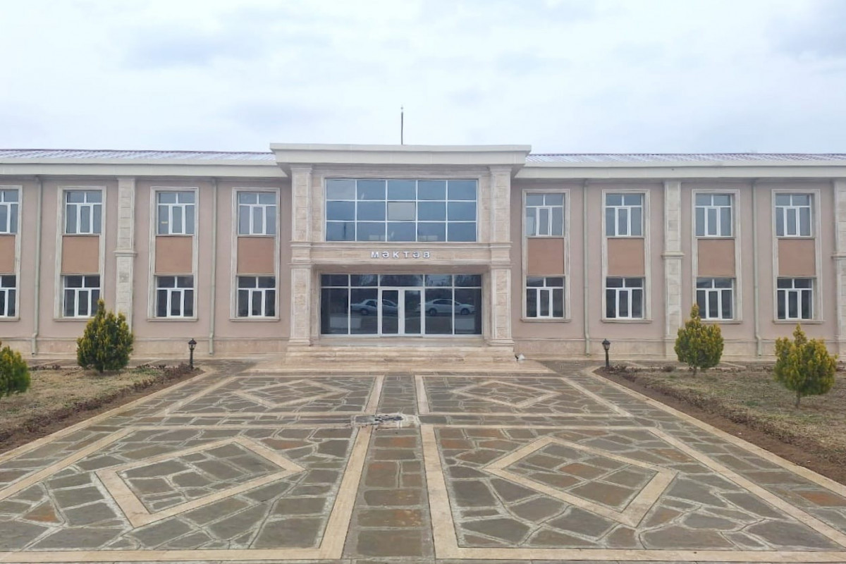 Direktorun vəzifəyə qayıtmasına etiraz edən müəllimlər TƏNBEH EDİLDİ