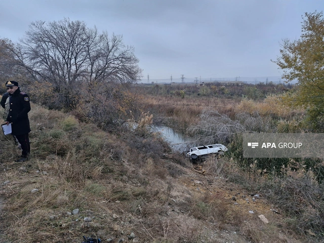 23 nəfəri daşıyan mikroavtobus kanala aşdı