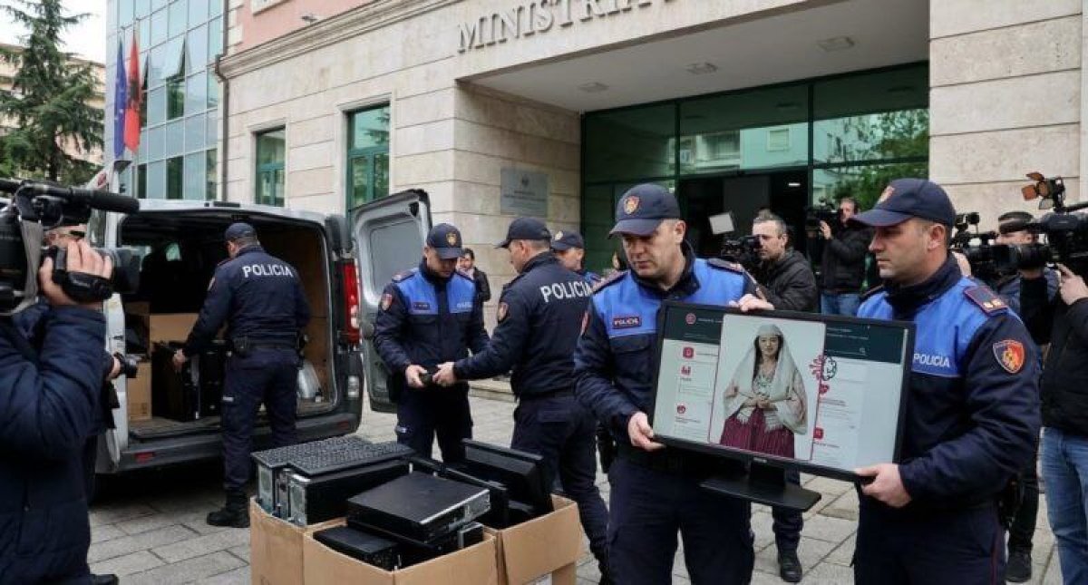 Süni intellektlə işləyən nazir “həbs olundu”