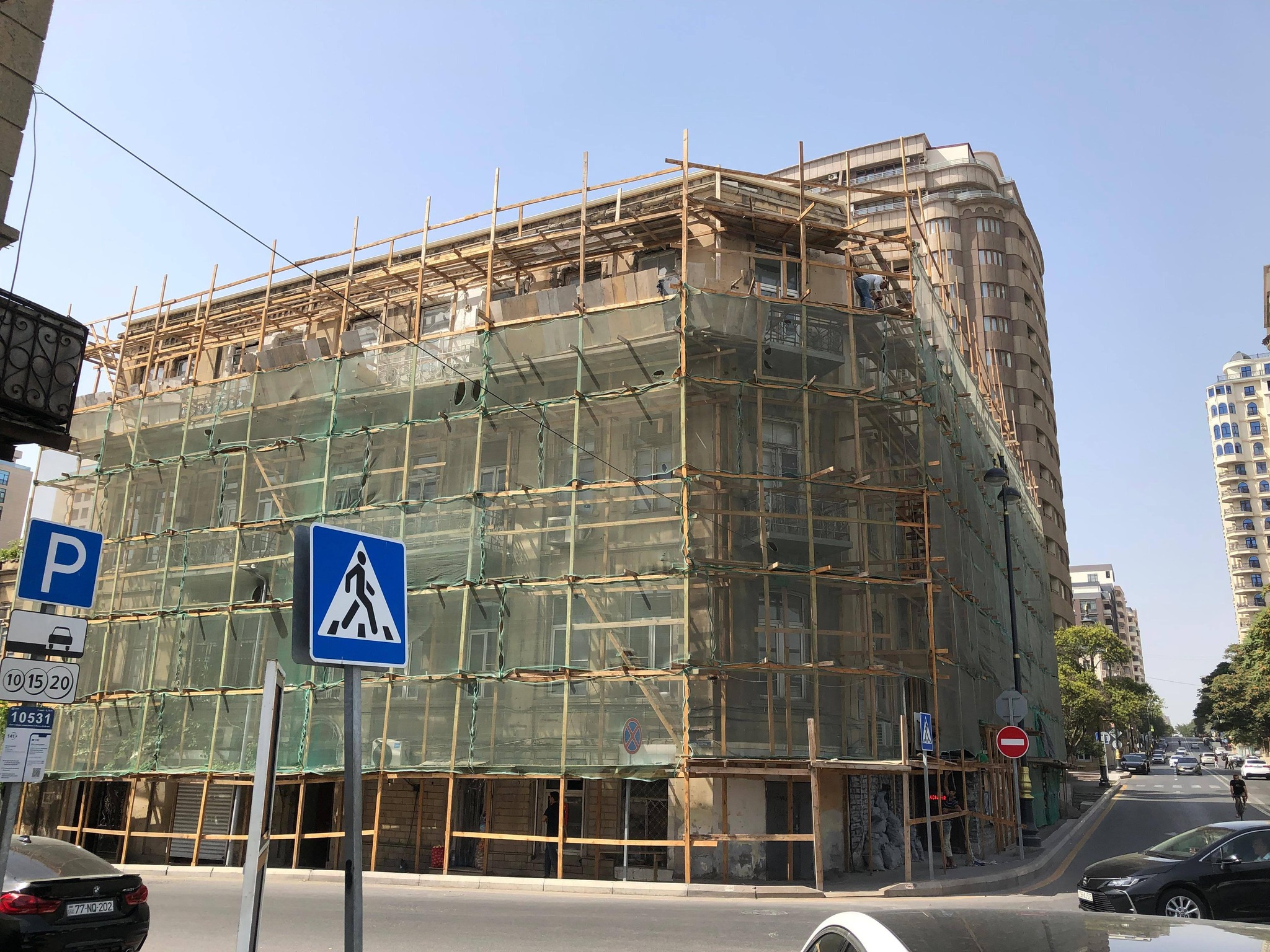 Bakıda tarixi abidəyə zərər vuruldu