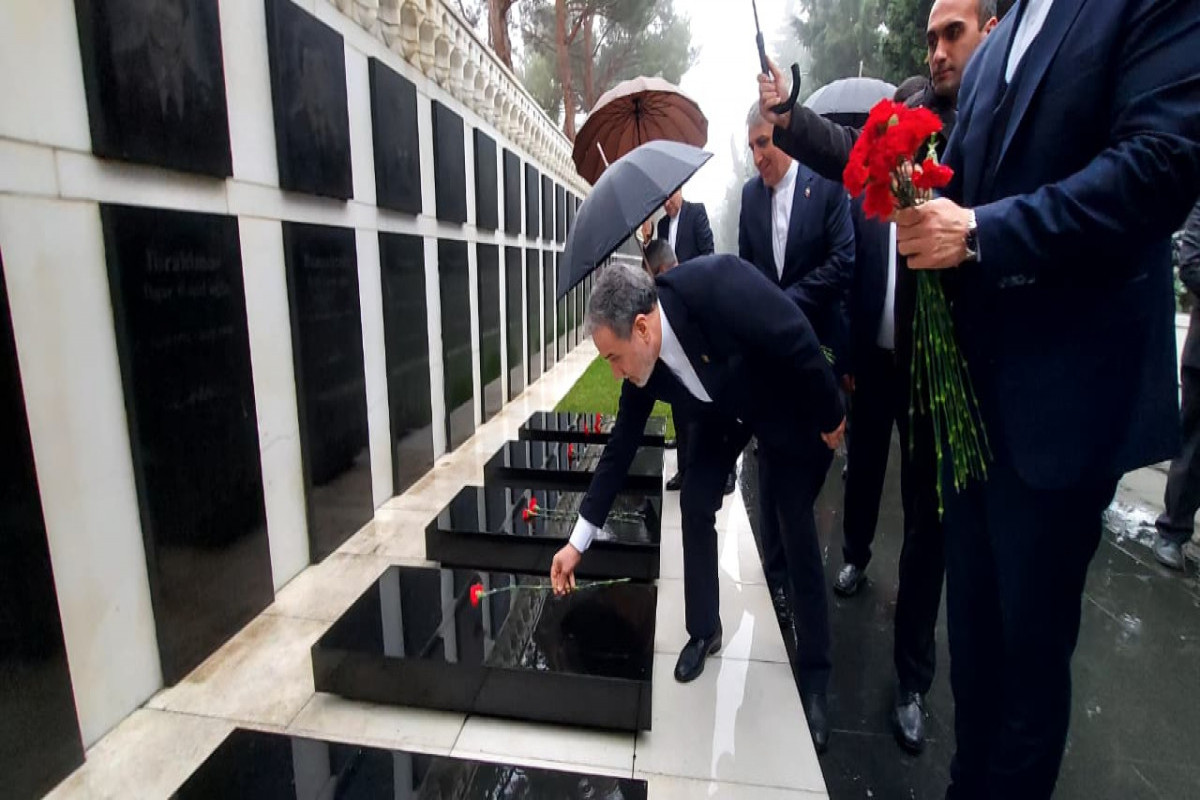 Əraqçi Şəhidlər xiyabanını ziyarət etdi - FOTO