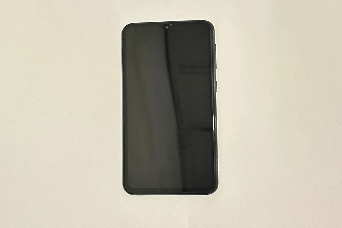 Ana həbsdə olan oğluna telefon keçirmək istədi