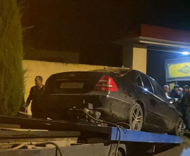 Maşın darvazaya çırpıldı - Sürücü öldü