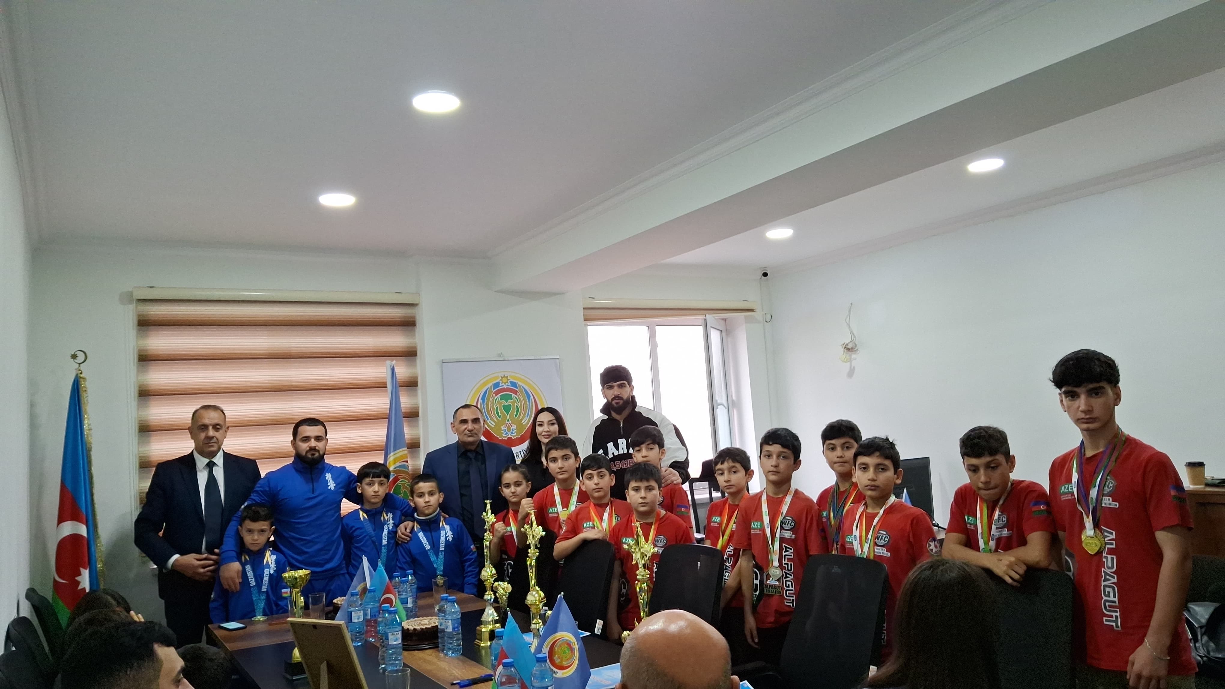 Dünya çempionları Vəhdət Partiyasında! - FOTO