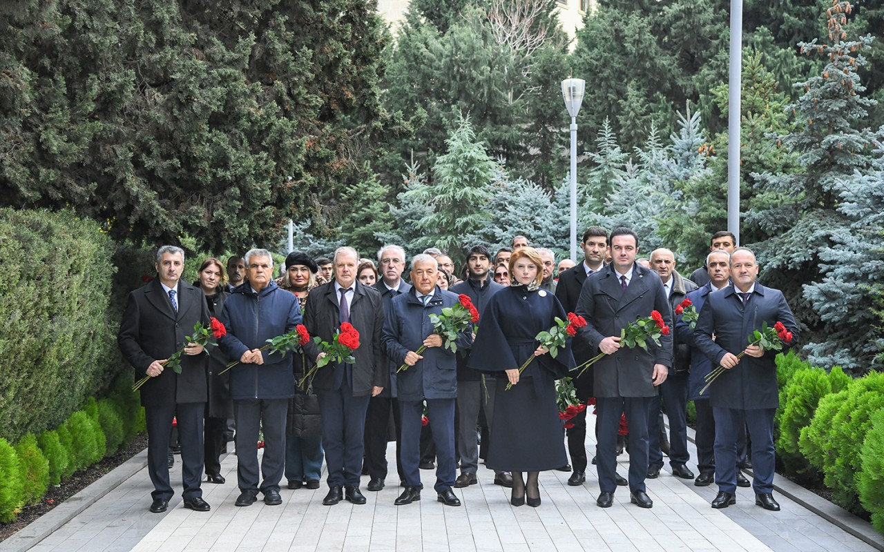 BMU kollektivi Ulu Öndərin məzarını ziyarət etdi  - FOTOLAR