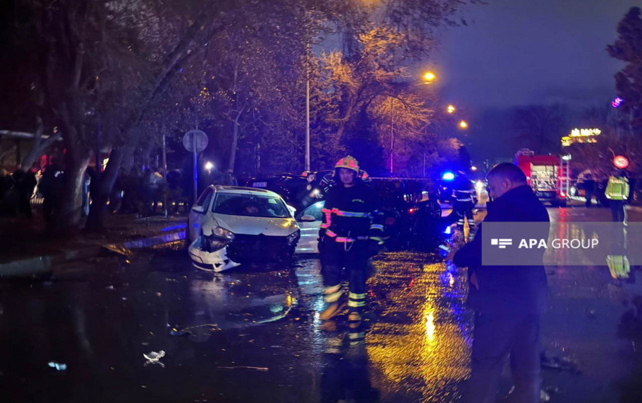 Bakıda maşın qaz borusuna çırpıldı - 3 nəfər yaralandı